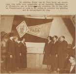 874212 Afbeelding van de aanbieding van een nieuwe vlag aan de afdeling Zuilen van de omroep VARA, door het ...